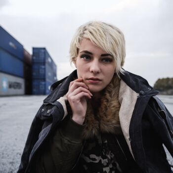 Moments in Time - Julia Litzenberger · model Li Junes · Niehler Container Hafen · 2016